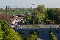 km 63,4  Leise surrt ein Flirt-3-Triebzug von Abellio am Morgen des 10. Mai 2017 aus dem Duisburger Hauptbahnhof in Richtung Wesel. Der Straßenzug liegt noch weitgehend des Schatten des Silberpalais-Hochhauses, und im Hintergrund grüßt die Hüttenkulisse des »Landschaftsparks Duisburg-Nord«. Von der spektakulären Beleuchtung des Werks kann man natürlich nur zu nachtschlafener Zeit etwas sehen. : 2, Abellio, Str 2650 K-Deutz - Hamm, a - Aufnahmeort, a Deutschland, ao Duisburg, ao Duisburg Hbf, eb Abellio ET 25 xxxx, es 2650 km 63-4, neue Nr