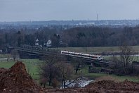 km 67,4  Am Morgen des sehr trüben 18. Januar 2018 rauschte der Eurobahn-ET 7.09 durch die vom Dauerregen der vergangenen Wochen vollkommen durchnässten Ruhrwiesen in Mülheim-Speldorf und erreicht nach der Querung der Ruhr gleich das Duisburger Stadtgebiet. Wieder ist der kleine Weiher zu sehen, der auf dem vorangegangenen Bild mit der Vorflutbrücke im Vordergrund lag. : 80 - Deutschland, 94, 94 80 0429 (FLIRT II/III 5tlg), E, M, a - Aufnahmeort, a Deutschland, ao Mülheim (Ruhr)-Speldorf, e - Eisenbahn, eb - Eigentümer- / Betreiberbezeichnung, eb Eurobahn ET 7.09a, en - NVR-Nummer, en 94 80 0429 014-4, eurobahn