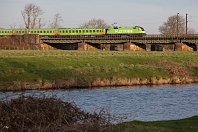 km 67-4  Seit dem 23. März 2018 fährt der Flixtrain als Quasi-Nachfolger des HKX auf der Route Köln - Hamburg. Der Laufweg des Zuges geht eigentlich über Mülheim und Essen, aber eine zweiwöchige Streckensperrung sorgte dafür, dass der Zug in seinen ersten Einsatztagen die Umleitung über Oberhausen und damit über die Köln-Mindener nehmen musste. So wurde diese Aufnahme am Morgen des 7. April 2018 möglich, diesmal aufgenommen von der Oberhausener Ruhrseite aus. : a - Aufnahmeort, a Deutschland, ao Mülheim (Ruhr), ao Mülheim (Ruhr)-Speldorf Ruhrauen, eb BTE 182 505-8, ef 20561 Siemens Mü (2002), en 91 80 6182 505-8, es 2650 km 67-4