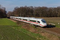 km 108,6  Im Dortmunder Süden gibt es einen Stadtteil Brünninghausen, und im Norden einen Stadtteil Brüninghausen (Stadtbezirk Mengede) mit einem »n« weniger. Beide sollten nicht verwechselt werden. Am Letzteren liegt die Köln-Mindener Strecke, und hier entstand am 13. Februar 2016 auch diese Aufnahme des 407 004, der als ICE 916 bauarbeitenbedingt umgeleitet wurde. Der Wald im Hintergrund bildet auch die Stadtgrenze zu Castrop-Rauixel. : 407 (ICE 3), 93 80 5407, ICE 916, Str 2650 K-Deutz - Hamm, a - Aufnahmeort, a Deutschland, ao Dortmund, ao Dortmund-Mengede, eb DB 407 004, en 93 80 5407 004-1, es 2650 km 108-6, ez - Zugnummer