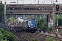 km 65,5  Blick in die Gegenrichtung: Aus Oberhausen kommend rollt die 110 469-4 von National Express hzw. Train Rental International (TRI) mit dem AKE-Luxuszug unter der Güterzugstrecke Oberhausen-West – Duisburg-Wedau/Hochfeld hindurch, ehe sie in die Zielgerade für den Duisburger Hauptbahnhof geht. Genau an dieser Stelle nahe des Kaiserbergs trennen sich die BME- und KME-Strecken. Im Hintergrund ist noch schwach das Brückenbauwerk der Ruhrkanalüberquerung zu sehen (23. Juli 2016). : Hartmann, National Express, Str 2650 K-Deutz - Hamm, a - Aufnahmeort, a Deutschland, ao Duisburg, ao Duisburg-Duissern, eb national express 110 469-4, ef - Hersteller, ef 31035 Henschel (1966), es 2650 km 65-5
