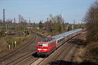 km 76,4  Im vorangegangenen Bild war dieser Streckenabzweig bereits zu erkennen: Die parallele Güterzugstrecke 2277 wird ab hier (hinter dem Zug) eingleisig weitergeführt, während links im Bild die zweigleisige Güterstrecke 2243 nach Bottrop Süd abzweigt. Auf unserer Stammstrecke hingegen ist mit 181 213-0 am 7. April 2018 ein weiterer seltener Gast unterwegs: Die Zweifrequenzlok überführt mehrere Wagen von Dortmund nach Frankfurt (Main). Diese Leistung war einige Zeit planmäßig. : 1 D Ellok, 181 (DB E 310), DB / DRB / DR, Str 2650 K-Deutz - Hamm, a - Aufnahmeort, a Deutschland, ao Essen, ao Essen-Dellwig, e - Eisenbahn, eb - Eigentümer- / Betreiberbezeichnung, eb DB 181 213-0, ef 5279 Krupp (1974), en 91 80 6181 213-0, es 2650 km 76-4, ez PbZ 2471