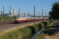 km 43,4  Gleicher Fotopunkt, nun aber »eine Etage tiefer«: Für eine Veranstaltung in Gerolstein bricht der AKE-Rheingold am 15. Juli 2018 morgens in Dortmund auf, um die Besucher in die »Eifelmetropole« zu bringen. Bis Köln übernahm die E 10 1309 die Bespannung, dahinter übernahmen 229 181 und V 100 2299 den schönen Zug. Die schöne Lok gehört heute der Firma Train Rental International  und ist Stammlok der AKE-Rheingold-Züge. Sie ist in dieser Galerie auch noch ein zweites Mal zu sehen. : 1 D Ellok, 113 (DB E 10.12), DB / DRB / DR, Str 2650 K-Deutz - Hamm, TRI - Train Rental International, a - Aufnahmeort, a Deutschland, ao Düsseldorf, ao Düsseldorf-Derendorf Abzw DP, e - Eisenbahn, eb - Eigentümer- / Betreiberbezeichnung, eb DB 113 309-9 / E 10 1309, eb TRI E 10 1309, ef 19014 Krauss-Maffei (1963), es 2650 km 43-4