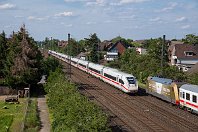 km 54,5  Eineinhalb Kilometer nordwärts fährt die Bahn bereits durch die dichte Bebauung der beiden Duisburger Stadtteile Rahm und Großenbaum. Am 2. Juni 2019 begegnen sich hier 412 011 der neuesten ICE-Generation als ICE 613 und die »Goldlok« 101 071 in Gegenrichtung. Im Januar 2018 wurde, wenige Tage vor Beginn der Olympischen Winterspiele in PyeongChang, die golden folierte Fernverkehrslok als rollende Botschafterin präsentiert. : Str 2650 K-Deutz - Hamm, a - Aufnahmeort, a Deutschland, ao Duisburg, ao Duisburg-Rahm, eb DB 5812 011-5, es 2650 km 54-5, ez ICE 613