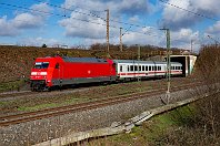 km 58,5  Es ist nahezu unmöglich, in Duisburg-Buchholz einen brauchbaren Fotopunkt an der Köln-Mindener Strecke zu finden, die hier auf einem hohen Damm, umrahmt von Büschen, schnurgerade verläuft. Eine kleine Lücke zwischen Straßenbäumen und das Hochstativ ermöglichten mir dann aber doch noch dieses Bild der 101 059, die mit einem IC auf dem Düsseldorfer Richtungsgleis unter der S-Bahn-Strecke hindurch Richtung Süden rauscht. : eb DB 101 059-4, en 91 80 6101 059-4