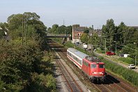 km 83,5  Ein Fotomotiv, dass es heute leider wegen des massiven Baus von Lärmschutzwänden in dieser Form nicht mehr gibt. In Essen-Stoppenberg verläuft die Köln-Mindener Strecke parallel zur - wie passend! -  Köln-Mindener Straße. Im Vordergrund ist das Anschlussgleis zum Gelände der Zeche Zollverein zu sehen, das heute touristischen Zwecken dient und regelmäßig von Sonderzügen bedient wird. 115 459-0 überführte hier am 18. August 2007 zwei IC-Wagen nach Dortmund. : 115, Str 2650 K-Deutz - Hamm, a - Aufnahmeort, a Deutschland, ao Essen, ao Essen-Stoppenberg, eb DB 115 459, es 2650 km 83-5