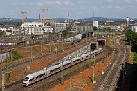 km 0,6  Köln-Deutz, der Ausgangspunkt der Köln-Mindener Stammstrecke: Der 406 001/501 hat gerade den Rhein überquert und rollt nun unter den Über- und Unterführungsbauwerken am Deutzerfeld entlang, bevor er seine Fahrt Richtung Norden (Düsseldorf) fortsetzt. Mehrere Baukräne zeigen die großen Bautätigkeiten, die hier zurzeit im Gange sind und eine lange Zeit brachliegende Freifläche erschließen. Der große Betriebsbahnhof liegt links knapp außerhalb des Bildausschnittes. : 406 (ICE 3), 93 80 5406, Str 2650 K-Deutz - Hamm, a - Aufnahmeort, a Deutschland, ao Köln, ao Köln-Deutz Bf, eb DB 406 501-7, en 93 80 5406 501-7, es 2650 km 0-6