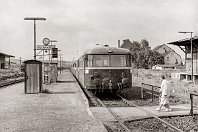 km 14,7  Unser Streckenportrait beginnt im Bahnhof Volkmarsen an der (heutigen) Strecke Kassel - Korbach bei km 14,7. Den vorangegangenen Abschnitt Warburg - Volkmarsen überspringen wir, da hier seit 1983 keine Gleise mehr liegen. Hier endet aber auch die aus Kassel kommende Strecke 3903, über die der Schienenbus (am Zugende 996 641) nach Volkmarsen gekommen ist. Zum Zeitpunkt der Aufnahme (1. Juni 1991) konnte man von Volkmarsen aus mit dem Zug nur nach Kassel fahren. Der Schienenbus "täuscht" eine Weiterfahrt nach Korbach durch die roten Zugschlussleuchten nur vor... : Crede, Str 2972 Warburg - Korbach - Marburg, a - Aufnahmeort, a Deutschland, ao Volkmarsen, ao Volkmarsen Bf, eb DB 996 641-7, ef - Hersteller, ef 32400 Crede (1957), es 2972 km 14-7