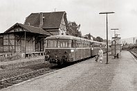 km 14,7  Der Blick in die Gegenrichtung zeigt das Empfangsgebäude von Volkmarsen und den zur Abfahrt nach Kassel bereitstehenden 796 774. Die Züge nach Warburg verließen hier in Blickrichtung den Bahnhof und bogen dann nordwärts ab. Der Schienenbus steht zur Rückfahrt nach Kassel bereit, denn der nun folgende Abschnitt Korbach - Volkmarsen war von 1987 bis 1998 ohne Zugverkehr. Das ist heute glücklicherweise wieder anders. Der Bahnhof Volkmarsen wurde zwischenzeitlich modernisiert (1. Juni 1991). : Str 2972 Warburg - Korbach - Marburg, Str 3903 Volkmarsen - KS, WMD, a - Aufnahmeort, a Deutschland, ao Volkmarsen, ao Volkmarsen Bf, eb DB 796 774-8, ef - Hersteller, ef 1366 WMD (1960), es 2972 km 14-7, es 3903 km 0-0