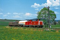km 87,4  Der südliche Abschnitt der Strecke zwischen Frankenberg und Sarnau wird Burgwaldbahn genannt. Hier gab es durch die Bedienung der Viessmann-Werke in Allendorf jahrelang regen Güterverkehr. Heute sind hier zwischen den zahlreichen Regionalbahnen allenfalls noch einige wenige Holzzüge zu sehen. Am 11. Mai 2001 warten 212 099 und 212 054 am Einfahrsignal des Kreuzungsbahnhofs Münchhausen auf Hp1. : 212 (DB V 100.20), Str 2972 Warburg - Korbach - Marburg, a - Aufnahmeort, a Deutschland, ao Münchhausen, eb DB 212 099-6, ef 1000235 MaK (1964), es 2972 km 87-4