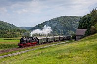 km 64,8  Ein Blick in die Gegenrichtung, und wir sehern wieder die Lengericher Dampflok 78 468 mit ihrer hübschen Donnerbüchsen-Garnitur aus den 1920er-Jahren. Leider dampft die Lok nicht ordentlich, denn gleich ist Ederbringhausen erreicht - stattdessen bläst das Abblasventil. Der Weg im Vordergrund wurde in den vergangenen Jahren zum Ederradweg ausgebaut und wird bereits recht rege von Radwanderern benutzt (Ederbringhausen, 12. September 2015). : Str 2972 Warburg - Korbach - Marburg, a - Aufnahmeort, a Deutschland, ao Vöhl, ao Vöhl-Ederbringhausen, eb DRB / DB 78 468 / 078 468-6, eb EiTrad 78 468, ef 20166 Henschel (1923), en 90 80 0078 468-0, es 2972 km 64-8