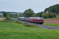 km 48,0  Hinter Korbach wird der 2015 wiedereröffnete Streckenabschnitt Korbach - Frankenberg ("Untere Edertalbahn") befahren. Zur Einweihung fand zwischen dem 11. und 13. September ein großes Streckenfest statt, bei dem auch diese historische Zuggarnitur zum Einsatz kam: 215 001 (Railsystems) und 218 387 (DB / Kurhessenbahn) ziehen gemeinsam diese Silberlinggarnitur Richtung Frankenberg. Bei Dorfitter ist die Landschaft noch recht weit und offen. : 218 (DB V 164), 92 80 1218, 92 80 1225, Railsystems RP GmbH, Str 2972 Warburg - Korbach - Marburg, a - Aufnahmeort, a Deutschland, ao Vöhl, ao Vöhl-Dorfitter, eb DB 215 001-9, eb DB 218 387-9, eb Railsystems 215 001-9, ef 4980 Krupp (1968), en 92 80 1218 387, en 92 80 1225 001, es 2972 km 48-2