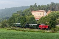 km 49,6  Eines der Glanzlichter des 2015er-Streckenfests war der Einsatz der V 65 001 auf einer ihrer ersten Einsatzstrecken. Hier hatte sich der Morgennebel gerade aufgelöst, als die Maschine mit ihrem langsamlaufenden MaK-Diesel am alten Steinbruch bei Dorfitter durch die Bögen der Strecke kämpft. Der Schiffdiesel-Sound der fast 60 Jahre alten Lok ist ein akustischer Hochgenuss (12. September 2015). : 265 (DB V 65), 92 80 3265, ODF - Osnabrücker Dampflokfreunde, Str 2972 Warburg - Korbach - Marburg, a - Aufnahmeort, a Deutschland, ao Vöhl, ao Vöhl-Dorfitter, eb DB 265 001-8, eb ODF V 65 001, ef 600004 MaK (1956), en 92 80 3265 001, es 2972 km 49-6