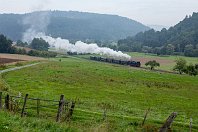 km 64,4  Hinter Herzhausen verläuft die Bahnstrecke nun im namensgebenden Edertal. Hier geht es durch viele Flussbiegungen, vorbei an Feldern, Ostbäumen und teilweise sehr romantischen Ortschaften südwärts. Wir sehen die 78 468, die einen Donnerbüchsenzug der Eisenbahntradition Lengerich am Haken hat. Am gegenüberliegenden Berghang ist das recht goße Bahnhofsgebäude von Ederbringhausen zu sehen (12. September 2015). : Str 2972 Warburg - Korbach - Marburg, a - Aufnahmeort, a Deutschland, ao Vöhl, ao Vöhl-Ederbringhausen, eb DRB / DB 78 468 / 078 468-6, eb EiTrad 78 468, ef 20166 Henschel (1923), en 90 80 0078 468-0, es 2972 km 64-4