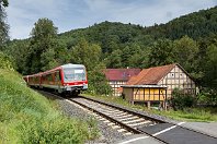 km 55,0  Kurz vor Vöhl-Herzhausen rollt die Kurhessenbahn an der historischen Scheuermühle vorbei. Gleichzeitig verlässt die Strecke wenige hundert Meter weiter das Ittertal, denn der namensgebende Fluss mündet hier nach rund 11 Kilometern Länge in den Edersee. Uns begegnet hier eine ganz besondere Triebwagengarnitur mit 628/928 250 und 255, die beide zu einem Fahrradzug umgebaut wurde. Bei ihnen wurden Sitzbänke ausgebaut, um Platz für Radwanderer zu schaffen. Gleichzeitig wurde das 1.-Klasse-Abteil vom Steuerwagen in den Triebwagen verlegt (8. August 2018). : Str 2972 Warburg - Korbach - Marburg, a - Aufnahmeort, a Deutschland, ao Vöhl, ao Vöhl-Herzhausen, eb DB 928 250, es 2972 km 55-0