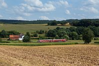 km 90,0  Bei der Kurhessenbahn sind immer noch einige 628.2 wacker im Einsatz, das das DB-Fahrzeuginstandhaltungswerk Kassel mit der Modernisierung der 642-Triebwagen nicht rechtzeitig fertig wird. 628/928 255 gehört zu den Garnituren, bei denen im Steuerwagen ein extragroßer Raum für Fahrräder geschaffen wurde. Wir sehen hier den Zug auf seiner Fahrt über die Burgenlandbahn von Wabern nach Korbach kurz vor Münchhausen (8. August 2018). : Str 2972 Warburg - Korbach - Marburg, a - Aufnahmeort, a Deutschland, ao Münchhausen, e - Eisenbahn, eb DB 628 255-2, eb DB 928 255, es 2972 km 90-0