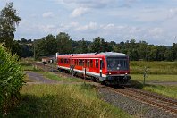 km 89,7  Endlich auch mal ein Lokführer, der sich über Fotografen freut! Am 8. August 2018 verlässt 628/928 227 Münchhausen für die Fahrt in die Universitätsstadt Marburg (Lahn). Die Tage der Triebwagen, die noch aus Bunmdesbahnzeiten standen, waren zum Zeitpunkt der Aufnahme bereits gezählt. Der Betrieb soll nun, sofern möglich, mit den klimatisierten und teilweise niederflurigen Desiro-Triebwagen der Baureihe 642 abgewickelt werden. : 95 80 0628, Str 2972 Warburg - Korbach - Marburg, a - Aufnahmeort, a Deutschland, ao Münchhausen, eb DB 628 227-1, en 95 80 0628 227-0, es 2972 km 89-7