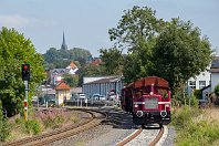 km 75,5  Die Südausfahrt des Bahnhofs Frankenberg bietet mit einem langgezogenen Bogen ein schönes Motiv. Dieses Bild gehört - genau genommen - nicht zur Strecke, sondern ist ein Ausziehgleis des Bahnhofs. Die 332 227, hier wieder im Auslieferungszustand als Köf 11227, diente beim Streckenfest der Kurhessenbahn als Rangierlok und bildete gemeinsam mit einigen historischen Güterwagen für einen Fotosonderzug einen wunderbaren Blickfang. (11. September 2015). : 2-3 D V- und Kleinloks, 332 (DB Köf III), 80 - Deutschland, 98, 98 80 3332, DB / DRB / DR, F, Gmeinder, P, Privat, a Aufnahmeort, a Deutschland, ao Frankenberg (Eder) Bf, e Eisenbahn, eb DB 332 227, eb Eigentümer- / Betreiberbezeichnung, eb Privat Köf 11227, ef 5393 Gmeinder (1966), ef Hersteller, en 98 80 3332 227, en NVR-Nummer