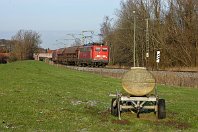 km 13,6  In einem großen Bogen entlang des Deichs erreicht die Strecke nun das kleine Städtchen Elsfleth, dessen Bahnhof direkt am Ufer der Weser bzw. der Huntemündung liegt. Hier begegnet uns die 140 238 mit einem langen Güterzug im Ortsteil Deichstücken. Die Lok wurde zwei Jahre nach der Aufnahme abgestellt und 2008 verschrottet (20. Dezember 2004). : 140 (DB E 40 / DB 139), Str 1503 Hude - Blexen, a - Aufnahmeort, a Deutschland, ao Elsfleth, eb DB 140 238-7, es 1503 km 13-6