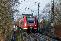 km 13,0  Und erneut geht es nach der Querung der Berne und der Ollen über einen Fluss: Kurz vor Elsfleth wird die Hunte auf einer Drehbrücke überquert, die die Elektrifizierung der Strecke 1980 vor einige Probleme stellte. Die nordwärts fahrenden Züge müssen bei der Brückenüberfahrt an der Trennstelle den Stromabnehmer senken, in die Gegenrichtung ist das nicht nötig. Deshalb hat 425 820-8 den Bügel auch weiterhin am Fahrdraht. Fotografisch ist die Brücke leider nur schwer umsetzbar (20. Dezember 2004). : 425" / 435, Brückenarten, Brückenbauwerke, Drehbrücke, Str 1503 Hude - Blexen, a - Aufnahmeort, a Deutschland, ao Elsfleth, ao Elsfleth Huntebrücke, eb DB 425 820, ei - Eisenbahn-Infrastruktur, es 1503 km 13-0