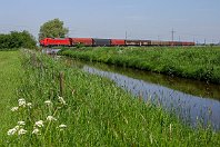 km 6,3  Südlich von Berne führt die Strecke durch die typische Landschaft der Wesermarsch: Zahlreiche kleine Wassergräben durchziehen die zahlreichen Weideflächen, auf denen nicht selten Störche zu beobachten sind. 152 099 hat hier einen südfahrenden Güterzug am Haken, mit dem sie in wenigen Minuten Hude und damit die Hauptstrecke nach Bremen erreichen wird (27. Mai 2005). : 152, Str 1503 Hude - Blexen, a - Aufnahmeort, a Deutschland, ao Berne (Wesermarsch), eb DB 152 099-8, ef 20226 Siemens Mü (2000), es 1503 km 6-3