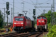 km 26,0  Ein beträchtlicher Teil des Güteraufkommens der Strecke 1503 entsteht im Bahnhof Brake (Weser). Der nahe Hafen ist gut durch die Schiene angebunden und es herrscht reger Frachtumschlag. Hier stehen nicht selten Güterzüge, die auf die Freigabe der Strecke Richtung Hude und Bremen warten. 152 068-3 trifft am 27. Mai 2005 auf die rangierende 295 009-5. : 152, Str 1503 Hude - Blexen, a - Aufnahmeort, a Deutschland, ao Brake (Weser), eb DB 152 068-3, eb DB 295 009-5, es 1503 km 26-0