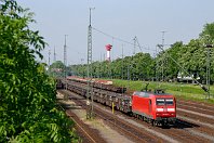 km 42,6  In Nordenham sorgen die Nordenham-Friedrich-August-Hütte und der Midgard-Hafen (dessen Kräne man im Hintergrund erahnen kann) für Frachtaufkommen und einige volle Gütergleise. 145 029-5 wartet hier auf die Abfahrt Richtung Hude. Der markante rot-weiße Turm im Hintergrund ist der Leuchtturm Nordenham, das Oberfeuer einer Richtfeuerlinie für weserabwärts fahrenden Schiffe (27. Mai 2005). : 145, Str 1503 Hude - Blexen, a - Aufnahmeort, a Deutschland, ao Nordenham, eb DB 145 029-5, ef 33346 ADtranz Ksl, es 1503 km 42-6