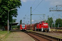 km 43,6  Im Bahnhof Nordenham ist heute Schluss für den Personenverkehr und auch für das Gros des Güterverkehrs. Die weitere Fortsetzung der Strecke bis nach Blexen ist Im weiteren Verlauf bis Blexen ist nicht elektrifiziert und zudem nur noch bis zum Anschluss der Nordenham-Friedrich-August-Hütte benutzbar. Hier begegnet uns erneut die 295 091-3, die neben dem abfahrbereiten 425 Aufstellung genommen hat (10. Juli 2006). : 425" / 435, Str 1503 Hude - Blexen, a - Aufnahmeort, a Deutschland, ao Nordenham, eb DB 295 091-3, eb DB 425 816, ef 1000764 MaK (1978), es 1503 km 43-6