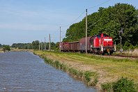 km 37,4  Zwischen Brake und Rodenkirchen ist die Strecke zweigleisig ausgebaut, doch weiter nördlich muss die Bahn erneut mit eingleisiger Betriebsführung auskommen. Hier verläuft die Bahn ein kleines Stückchen entlang des Butjadinger Entwässerungskanals, der nur einige hundert Meter weiter über das Beckumsersieltor in die Weser mündet. Hier begegnet uns die 295 091-3 mit einem aus Nordenham kommenden Güterzug (3. Juni 2011). : Str 1503 Hude - Blexen, a - Aufnahmeort, a Deutschland, ao Kleinensiel, eb DB 295 091-3, ef 1000764 MaK (1978), en 98 80 3295 091, es 1503 km 37-4
