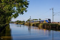 km 19,2  Zwischen Lienen und Käseburg verläuft die eingleisige Bahnstrecke schnurgerade entlang des Oberhammelwarder Tiefs, das einige hundert Meter weiter nördlich in die Weser entwässert. Im Abendlicht kommt uns hier der (zum Glück saubere) fünfteilige ET 440 214 entgegen, der gerade den Betriebsbahnhof Hammelwarden durchfahren hat (3. Juni 2011). : 94 80 0440 (CContinental), NWB - Nordwestbahn, Str 1503 Hude - Blexen, a - Aufnahmeort, a Deutschland, ao Elsfleth, ao Elsfleth-Oberhammelwarden, eb NWB ET 440 214, en 94 80 0440 214, es 1503 km 19-2, neue Nr