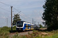 km 5,4  Nur einige Meter begegnet uns der fünfteilige ET 440 222, der in die Gegenrichtung unterwegs ist. Die Strecke erlaubt wegen des weichen Unterbodens und einigen Moorlinsen keine hohen Geschwindigkeiten, und so zieht die Landschaft eher gemächlich an den Fahrgästen im Zug vorbei. Die Strecke wurde erst 1980 elektrifiziert und besitzt bereits über weite Strecken die typischen und leider auch etwas unfotogenen Betonmasten (8. August 2014). : 94 80 0440 (CContinental), NWB - Nordwestbahn, Str 1503 Hude - Blexen, a - Aufnahmeort, a Deutschland, ao Berne (Wesermarsch), ao Berne-Neuenkoop, eb NWB ET 440 222, en 94 80 0440 222, es 1503 km 5-4, neue Nr