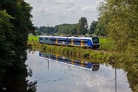 km 5,3  Gemächlich surrt der leider beschmierte ET 440 339 (Linie RS 4 Bremen Hbf - Nordenham) einen guten Kilometer nordwärts bei Neuenkoop entlang des Huder Baches, der gemessen an seiner Breite schon als Fluss durchgehen könnte. Er entsteht bei Hude durch den Zusammenfluss von Kimmer Bäke und Brookbäke und wird auf den nachfolgenden Metern den Namen »Berne« tragen, bis er in das Flüsschen Ollen mündet (8. August 2014). : 94 80 0440 (CContinental), NWB - Nordwestbahn, Str 1503 Hude - Blexen, a - Aufnahmeort, a Deutschland, ao Berne (Wesermarsch), ao Berne-Neuenkoop, eb NWB ET 440 339, en 94 80 0440 339, es 1503 km 5-2, neue Nr