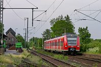 km 4,4  Zum Einstieg in diese Galerie ein Blick in die Vergangenheit: Am 26. Mai 2005 hielt der 425 820-8 kurz am Haltepunkt Neuenkoop. Hier ist man auf dem platten Land: Die Gegend ist ringsherum landwirtschaftlich geprägt und von der moorigen Wesermarsch geprägt. Der Einsatz der 425er war nur eine sechsjährige Episode auf dieser Strecke, bis im Dezember 2010 die elektrischen Triebwagen der Nordwestbahn als »Regio-S-Bahn« den Personenverkehr übernahmen : 1, 425" / 435, Str 1503 Hude - Blexen, a - Aufnahmeort, a Deutschland, ao Neuenkoop, eb DB 425 820-8, es 1503 km 4-4