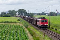 km 11,6  In ihrem gesamten Streckenverlauf erlaubt die Weserbahn keine hohen Geschwindigkeiten, was auch an einer Vielzahl technisch ungesichterter Bahnübergänge liegt. Vor wenigen Minuten hat 155 180-3 Elsfleth verlassen, die Hunte gequert und rollt nun auf Hude zu. Im Hintergrund sehen wir links das hohe Gebäude eines Biomassekraftwerks und rechts die hohen Kräne der Elsflether Werft (31. Juli 2015). : 155 (DR 250), 91 80 6155, Str 1503 Hude - Blexen, a - Aufnahmeort, a Deutschland, ao Berne (Wesermarsch), ao Berne-Dreisielen, eb DB 155 180, en 91 80 6155 180, es 1503 km 11-6