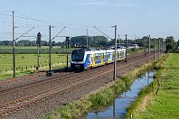 km 7,9  Wieder ein Blick in die Gegenrichtung zeigt die langen Bahnhofsgleise von Berne. Das hintere Gleis dient vor allem als Wartegleis, damit Güterzüge auf der eingleisigen Strecke dem entgegenkommenden oder überholenden Personenverkehr ausweichen können. Der ausfahrende ET 440 332 trägt Werbung der »Eisbären Bremerhaven« (1. August 2015). : 1, 94 80 0440 (CContinental), NWB - Nordwestbahn, Str 1503 Hude - Blexen, a - Aufnahmeort, a Deutschland, ao Berne (Wesermarsch), ao Berne (Wesermarsch) Bf, eb NWB ET 440 332, en 94 80 0440 332, es 1503 km 7-9, neue Nr
