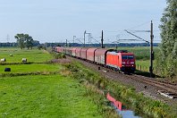 km 7,8  Das gleiche Einfahrsignal sehen wir hier im Hintergrund und diesmal aus der anderen Richtung. 185 349 schleppt einen Güterzug von Hude aus kommend Richtung Brake und erreicht die erste Weiche des Bahnhofs Berne, die wir im Vordergrund erkennen können. Nicht ganz einheitlich fällt hier die Oberleitung mit Beton- und Gittermasten aus (1. August 2015). : 185, 91 80 6185, Str 1503 Hude - Blexen, a - Aufnahmeort, a Deutschland, ao Berne (Wesermarsch), eb DB 185 349-8, en 91 80 6185 349-8, es 1503 km 7-8