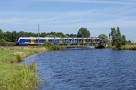 km 9,2  Unmittelbar nördlich von Berne überquert die Bahn die »Untere Ollen«, die nur einige hundert Meter weiter in einen alten Huntearm mündet. Das Wasser fließt dann weiter über Hunte in die Weser ab. Diesmal sehen wir ET 440 346 der Nordwestbahn. Die Brücke ist auch auf dem folgenden Foto zu sehen, wenn auch nur klein im Hintergrund (1. August 2015). : 1, 94 80 0440 (CContinental), NWB - Nordwestbahn, Str 1503 Hude - Blexen, a - Aufnahmeort, a Deutschland, ao Berne (Wesermarsch), eb NWB ET 440 346, en 94 80 0440 846, es 1503 km 9-2, neue Nr