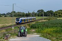 km 9,8  Nördlich von Berne durchfahren die Züge die kleine Ortschaft Bettingbühren, die vor allem im Reitsport eine gewisse Bedeutung hat – wie ich feststellen musste, als ich mich durch eine ganze Reihe abgestellter Pferdetransporter kämpfen musste, als ich diesen Fotopunkt suchte. Dabei stehe ich auf der Brückenbaustelle für die neue Umgehungsstraße von Berne, die 2016 dem Verkehr übergeben wird (1. August 2015). : 94 80 0440 (CContinental), NWB - Nordwestbahn, Str 1503 Hude - Blexen, a - Aufnahmeort, a Deutschland, ao Berne (Wesermarsch), ao Berne (Wesermarsch)-Bettingbühren, eb NWB ET 440 345, en 94 80 0440 845, es 1503 km 9-8, neue Nr