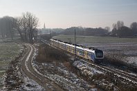 km 9,6  Ein Sprung in die kalte Jahreszeit: Temperaturen deutlich unter dem Gefrierpunkt sorgten dafür, dass der vor Tagen gefallene Schnee immer noch auf den Feldern liegt. ET 440 220 der Nordwestbahn (ausnahmsweise einmal nicht von Sprayern heimgesucht) verlässt hier in einem eleganten Bogen Berne und rollt gemächlich weiter Richtung Nordenham (9. Februar 2018). : B, N, NWB - Nordwestbahn, Str 1503 Hude - Blexen, a - Aufnahmeort, a Deutschland, ao Berne (Wesermarsch), e - Eisenbahn, eb - Eigentümer- / Betreiberbezeichnung, eb NWB ET 440 222, es - VzG-Streckennummer, es 1503 km 9-6, neue Nr