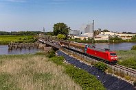km 13,0  Die gleiche Brücke 17 Jahre später: Für Instandhaltungsarbeiten hat die Bahn die Hänge neben der Brücke gerodet und ermöglicht nun einen Blick aus einer ganz anderen Perspektive.  Güterzug 50711 von Brake (Weser) nach Seelze hat am 24. Juli 2021 erst wenige Kilometer zurückgelegt, als er in gemächlicher Fahrt über die Drehbrücke donnerte. Zuglok ist 145 074-1, eine Vertreterin der frühen TRAXX-Generation von Bombardier. : 91 80 6145, a Deutschland, ao Berne (Wesermarsch), ao Berne (Wesermarsch)-Orth Huntebrücke, eb DB 145 074-1, en 91 80 6145 074-1, ez - Zugnummer, ez 50711 Brake - Seelze