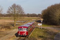 km 55,1  In betrieblicher Hinsicht ist der »Bhf« vom Carolinenhof nichts anderes als ein simpler Haltepunkt. Hier halten die Museumszüge der MABS heute in erster Linie, da sich der gleichnamige Hof mit Ausflugslokal nur wenige Schritte entfernt befindet und vor allem bei den alljährlichen Grünkohlfahrten ein bewährter Anlaufpunkt ist (7. März 2015). : 1, Str 1521 CLP - Westerstede-Ocholt, a - Aufnahmeort, a Deutschland, ao Barßel, ao Barßel-Carolinenhof, es 1521 km 55-1