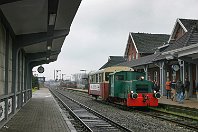km 0,0  Cloppenburg - hier begann früher Oldenburg und endete Preußen! Der Ausgangspunkt unserer Strecke ist dieser Bahnhof, der fast schon städtischen Charakter besitzt: Mit zwei Bahnsteigen, Unterführung, großem Empfangsgebäude und bedeutenden Stellwerken. Heile Welt am 3. März 2007, als die damals noch namenlose DWK-Lok der Museumseisenbahn Friesoythe-Cloppenburg (MFC) mit dem Beiwagen 37 am Bahnsteig auf die Teilnehmer einer Sonderfahrt wartete. : a - Aufnahmeort, a Deutschland, ao Cloppenburg