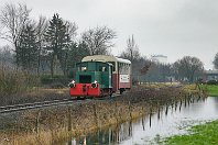 km 2,6  Zurück im Jahr 2007: Wir haben mit unserem kleinen Zug Cloppenburg Richtung Nordnordwest verlassen, die Hochstraße der B 72 unterfahren und passieren nun den Marienwallfahrtsort Bethen. Der Friedhof dort besitzt ein imposantes Steinkreuz. In den Wiesen hat sich nach einigen Regengüssen ordentlich Wasser gesammelt. : 1, DWK, MFC - Museumsbahn Friesoythe-Cloppenburg, Str 1521 CLP - Westerstede-Ocholt, a - Aufnahmeort, a Deutschland, eb MFC "Jochen", ef - Hersteller, ef 660 DWK (1939), es 1521 km 2-6