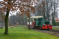 km 6,2  Bei Kilometer 6,2 wird der Bahnhof Staatsforsten erreicht, der seinen Namen tatsächlich dem umgebenden Wald verdankt. Als die Bahn hier gebaut wurde, gab es allerdings noch keine Siedlung, so dass der Bahnhof zunächst Varrelbusch nach der nächstgelegenen Siedlung genannt wurde. Bis 1967 gab es hier ein Empfangsgebäude, das aber nach Stillegung des Personenverkehrs abgerissen wurde. : 1, Str 1521 CLP - Westerstede-Ocholt, ao Cloppenburg, ao Cloppenburg-Staatsforsten Bf, es 1521 km 6-2
