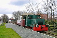 km 26,0  In Friesoythe befindet sich  ein Bahnsteig für die Museumszüge, doch umsetzen können Loks erst einige hundert Meter zurück. Den Haltepunkt sahen wir bereits auf dem vorangegangenen Foto mit MAS-Schienenbus 798 659 im März 2016, und hier noch einmal aus der anderen Richtung (3. März 2007) mit der DWK-Lok und dem Auwärter-Beiwagen. Die Bildergalerie macht an dieser Stelle erst einmal einen Sprung – es geht hier bald weiter, dann mit weiteren Fotos und dem nördlichen Streckenabschnitt, der in Sedelsberg beginnt. : 1, DWK, Str 1521 CLP - Westerstede-Ocholt, a - Aufnahmeort, a Deutschland, ao Friesoythe, ao Friesoythe Hp, ef - Hersteller, ef 660 DWK (1939), es 1521 km 26-0