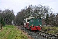 km 19,2  Die DWK-Lok "Jochen" der Museumseisenbahn Friesoythe-Cloppenburg (MFC) wurde 1939 in Kiel gebaut und verlässt hier mit dem Triebwagenanhänger 37 die Ortschaft Bösel. Der Auwärter-Beiwagen entstand 1970 für die SWEG und wurde nach seiner Abstellung 1989 bei verschiedenen Museumseisenbahnen herumgereicht, bis er 2006 bei der MFC eine vorläufige Heimat fand. : 1, Str 1521 CLP - Westerstede-Ocholt, a - Aufnahmeort, a Deutschland, ao Bösel, es 1521 km 19-2