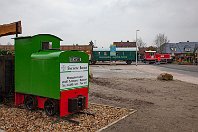 km 42,1  In Ramsloh weist die 1935 gebaute Schöma-Moorbahnlok Nr. 2 mit der Fabriknummer 183 auf das Torfwerk Moorkultur Ramsloh und das Bahnnetz in der Esterweger Dose hin. Auf dem umfangreichen Streckennetz mit einem vielfältigen Fahrzeugpark werden auch touristische Moorbahnfahrten angeboten. Im Hintergrund sehen wir die 332 156-9 der MABS mit einer Donnerbüchsen-Garnitur auf Sonderfahrt (28. Februar 2009). : 3 Kleinloks, 332 (DB Köf III), DB / DRB / DR, MA(B)S - Museumseisenbahn Ammerland-Barßel-Saterland e.V., O&K, Schöma, a - Aufnahmeort, a Deutschland, ao Saterland, ao Saterland-Ramsloh Bf, eb - Eigentümer- / Betreiberbezeichnung, eb DB 332 156-9, eb MAS 332 156-9, ed - Denkmal, ef - Hersteller, ef 183 Schöma (1935), ef 26393 O&K