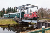 km 49,4  Eines der markantesten Fotomotive des nördlichen Streckenabschnitts ist zweifellos die Klappbrücke über den 1893 fertiggestellten Elisabethfehnkanal (früher: Hunte-Ems-Kanal) in Elisabethfehn. Der Kanal verlor 1935 an Bedeutung, als der Küstenkanal seine Funktion übernahm. Heute ist er der letzte intakte und durchgängig befahrbare Fehnkanal Deutschlands. Am 28. Februar 2009 rollt die 332 156-9 langsam mit dem MAS-Zug über die Brücke. : 3 Kleinloks, 332 (DB Köf III), DB / DRB / DR, MA(B)S - Museumseisenbahn Ammerland-Barßel-Saterland e.V., O&K, a - Aufnahmeort, a Deutschland, eb - Eigentümer- / Betreiberbezeichnung, eb DB 332 156-9, eb MAS 332 156-9, ef - Hersteller, ef 26393 O&K