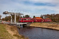 km 49,4  Die selbe Klappbrücke noch einmal von der gegenüberliegenden Fehnseite aus - und mit der Schienenbusgarnitur, die hier bereits von den vorangegangenen Bildern bekannt ist. Am 7. März 2015 rollte der Dreiteiler im Schritttempo über das Brückchen. Die Brücke hatte zwischen den beiden Aufnahmen scheinbar einen frischen Anstrich erhalten. : MA(B)S - Museumseisenbahn Ammerland-Barßel-Saterland e.V., a - Aufnahmeort, a Deutschland, ao Barßel, ao Barßel-Elisabethfehn, eb MAS 998 822-0