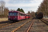 km 34,4  Wir machen einen Sprung über den 1935 fertiggestellten Küstenkanal und befinden uns nun in Sedelsberg, am südlichen Endpunkt des nördlichen Streckenabschnitts bei Streckenkilometer 34,4. Nicht ganz 9  Kilometer trennen die beiden Abschnitte. Hier erwartet uns wieder die Schienenbusgarnitur der Museumsbahn Ammerland-Barßel-Saterland (7. März 2015). : 1, MA(B)S - Museumseisenbahn Ammerland-Barßel-Saterland e.V., Str 1521 CLP - Westerstede-Ocholt, a - Aufnahmeort, a Deutschland, ao Saterland, ao Saterland-Sedelsberg Bf, eb MAS 798 659-9, es 1521 km 34-4